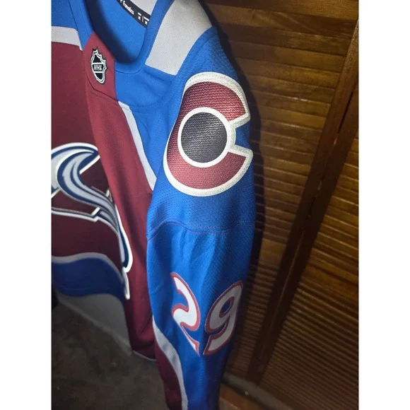 Colorado Avalanche MacKinnon Fanatics Breakaway Jersey Mens Medium NWT - Picture 5 of 7